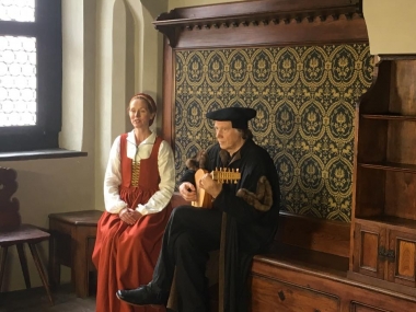 EEN MUZIKALE MONNIK EN EEN PROTESTANTSE NON {alt_text}